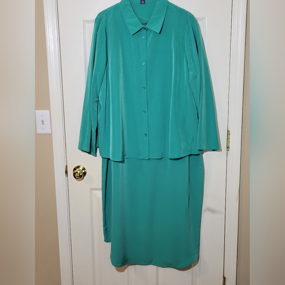 Women's plus size green two-piece jacket and dress set.